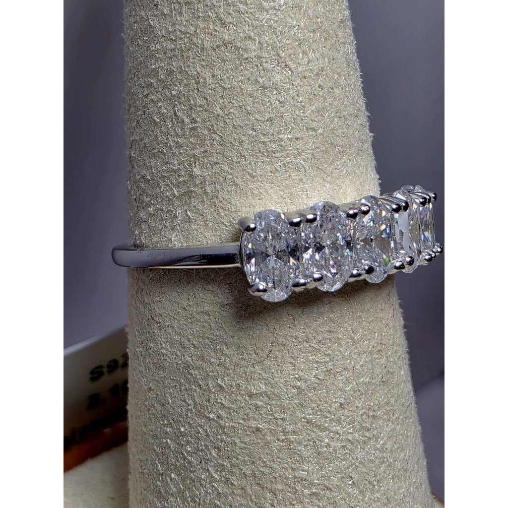 S7 2.16ctw Oval Moissanite Band